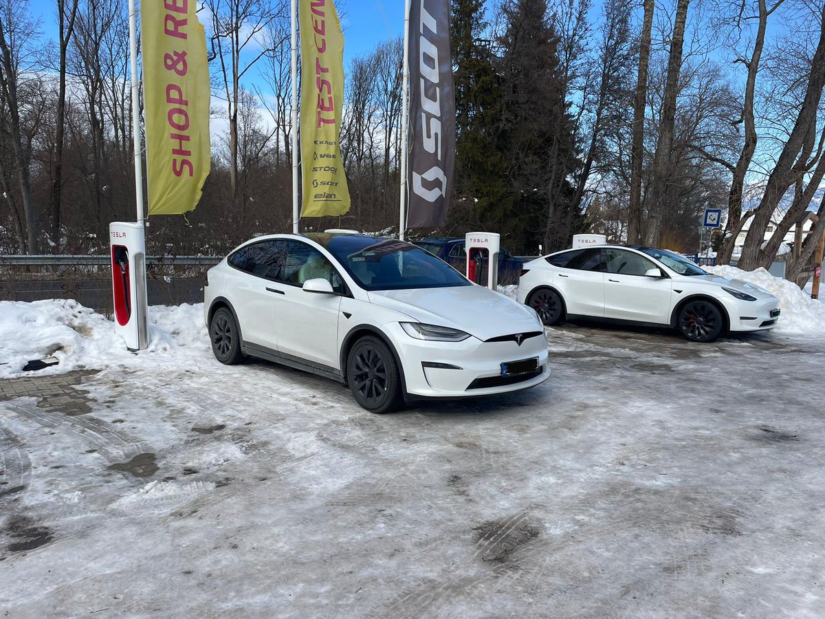 TeslaSlovakia's tweet image. Driving through the snowy #Tatry mountains 🏔🇸🇰 in your white Model X Plaid 🤍 and its panoramic roof might be one of the best driving experiences ever. Andrea says hello, supercharging at Demänová station 🪫 @tesla_europe 

#TeslaSlovakia #ModelXPlaid #Slovensko #VysokeTatry