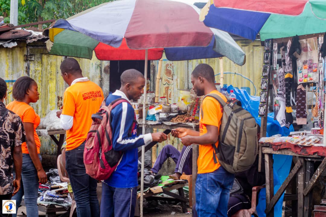 Asrjrdcongo's tweet photo. #Saint_Valentin: 
Pour certains c’est un jour pour se prouver l’amour, se prouver l’amour c’est faire le rapport sexuel.
Pour d’autres, c’est un jour pour échanger des cadeaux et des mots doux.
Pour nous c’est un jour pour sensibiliser les jeunes à des comportements responsables https://t.co/jYFS4IcukP