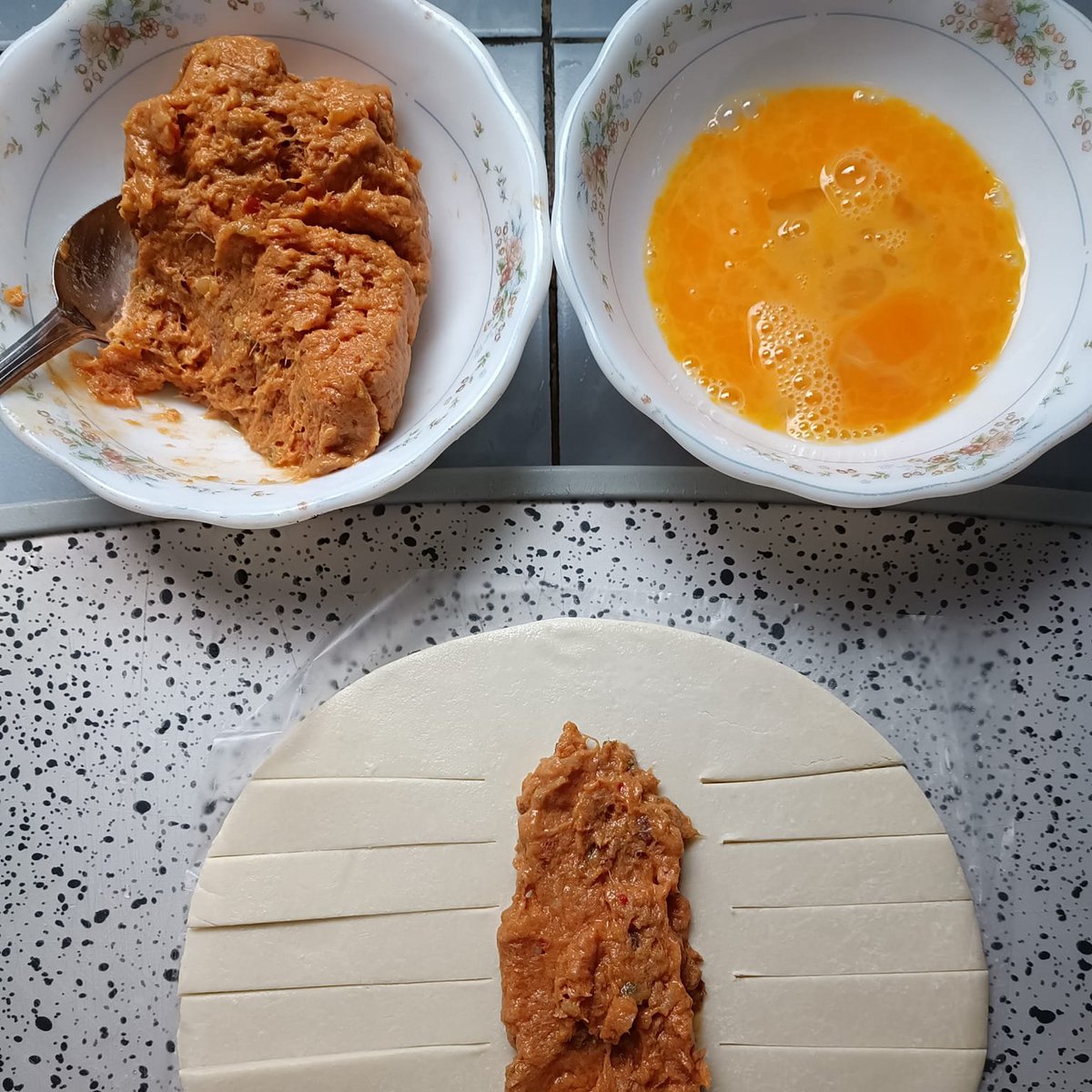 DailyMakan's tweet photo. Resepi Instant Tuna Puff 🥙

Menggunakan 3 bahan :
-Roti Paratha 
-Tuna 
-Telur https://t.co/XOldaErhIQ
