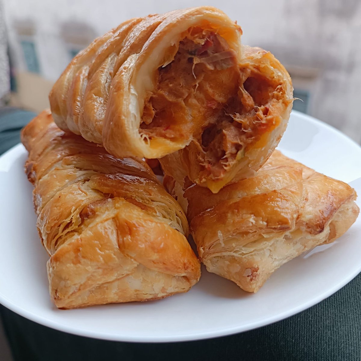 DailyMakan's tweet photo. Resepi Instant Tuna Puff 🥙

Menggunakan 3 bahan :
-Roti Paratha 
-Tuna 
-Telur https://t.co/XOldaErhIQ