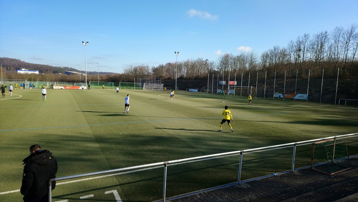 SV Leonberg/Eltingen (8部) 2 - 6 TSV Schwieberdingen (9部) at LEWA-Sportpark Kunstrasen (練習試合)
観客数：約50人＋犬2匹

あれ？Schwieberdingenの方が下部リーグ？と確認してしまう程の攻撃とゴール。
ボールを持ったらスイスイ守備をかわして中に入ってく選手もいて見応えありました！