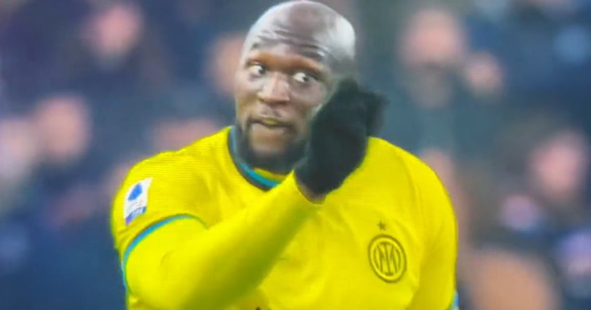 Libero_official's tweet photo. Durante #SampInter, gli insulti di #Lukaku a #Barella dopo un controllo sbagliato dell'attaccante: "Figlio di pu***". Ecco cosa c'è dietro la rissa  https://t.co/pI9PAtdwXF https://t.co/UR1c0pkvWd
