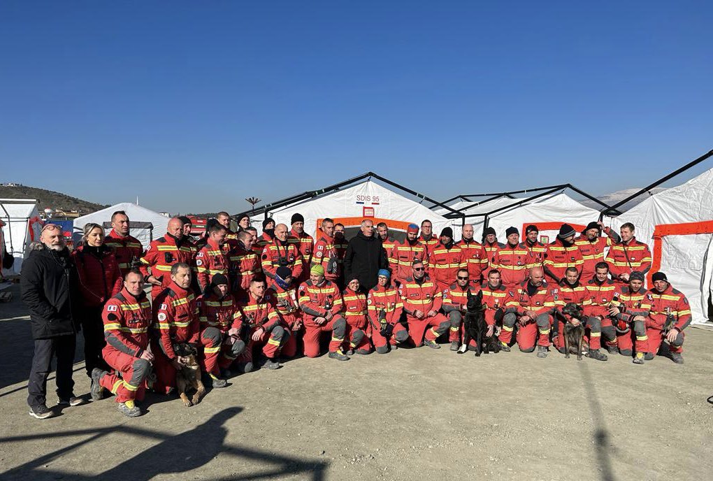 🇫🇷❤️‍🩹🇹🇷 Büyükelçi <a href="/Herve_Magro/">Hervé Magro</a> #Fransa'nın Türk halkıyla dayanışmasını ifade etmek için #Kahramanmaraş'a gitti.
Büyükelçi burada ayrıca, ilk günlerden beri sahada bulunan 🇫🇷 arama kurtarma görevlileriyle bir araya geldi ve kendilerine cesaretleri ve özverileri için teşekkür etti.