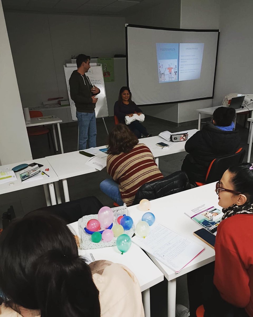 Hoy trabajando el equipo interdisciplinar y conocer el entorno en él que van a trabajar, cada pareja hizo una exposición de su "nueva profesión por un día" y con un pequeño rol play mostraron su trabajo. #cuidadores #resdencia