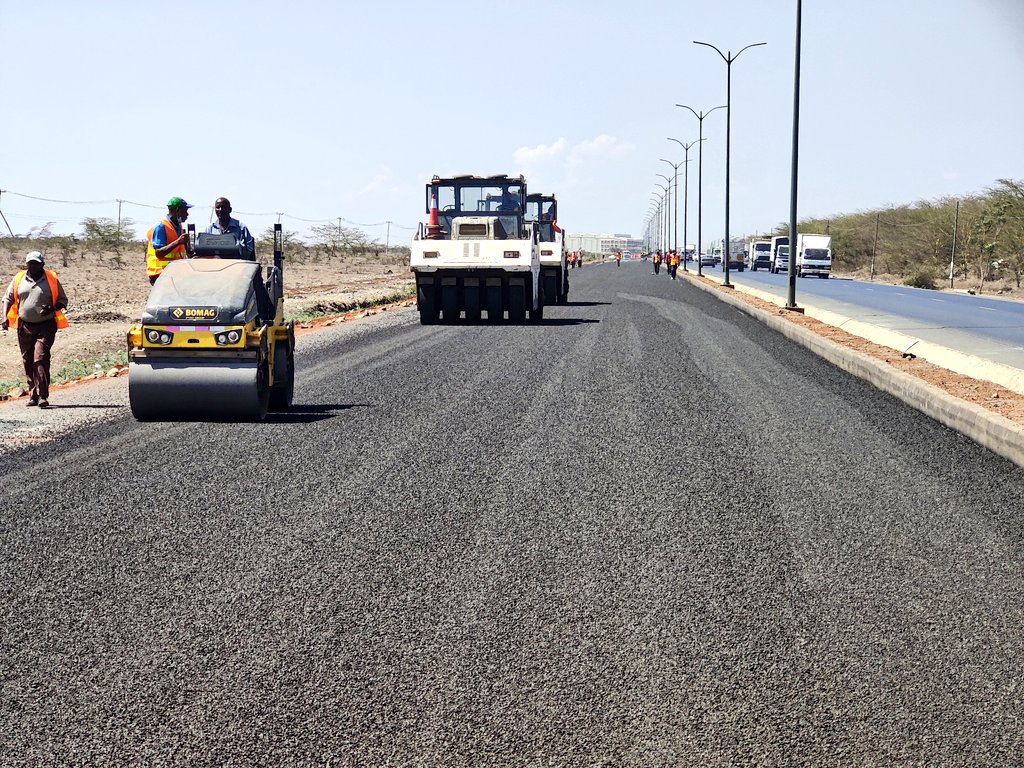 KURAroads's tweet image. Final Touches along Eastern Bypass ahead of today's Men's Conference. #MensConference2023 @Ma3Route