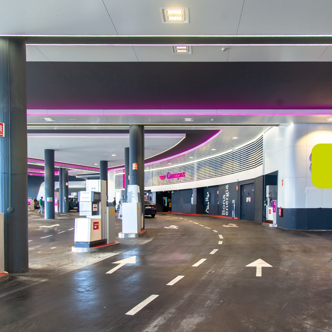 ConstruccionsR's tweet photo. El projecte és una aplicació corporativa, amb caire tecnològic i avantguardista. 

A la benzinera Gasopas del Pas de la Casa hem fet una rehabilitació important de tot l’interior: el sostre, la botiga, els banys, les oficines, etc. https://t.co/ey4x3oze3b