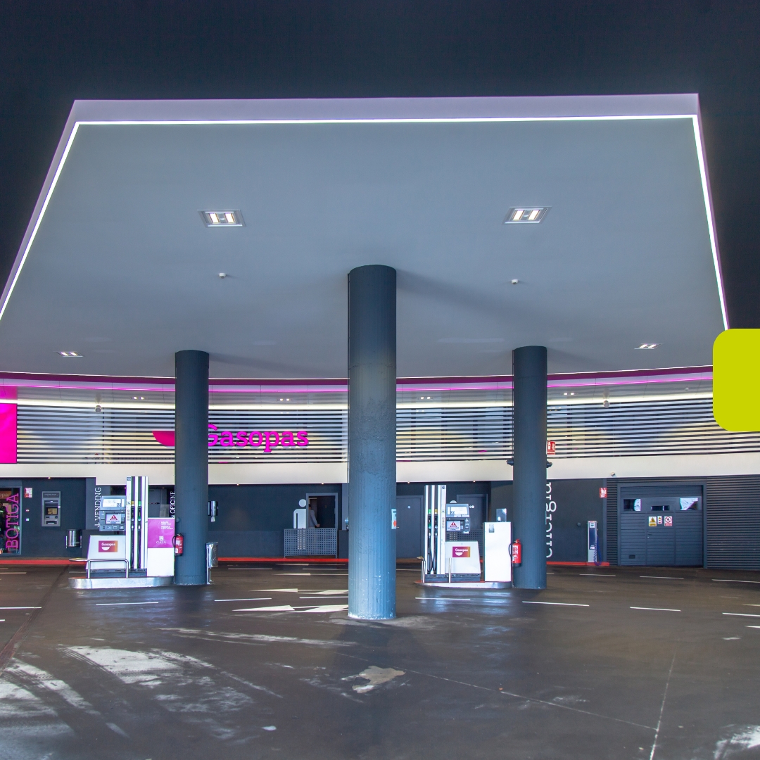ConstruccionsR's tweet photo. El projecte és una aplicació corporativa, amb caire tecnològic i avantguardista. 

A la benzinera Gasopas del Pas de la Casa hem fet una rehabilitació important de tot l’interior: el sostre, la botiga, els banys, les oficines, etc. https://t.co/ey4x3oze3b