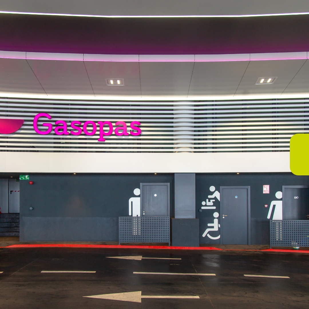 ConstruccionsR's tweet photo. Es manté la mateixa gamma cromàtica corporativa: blanc, gris i magenta pels detalls de l’estructura tant exterior com interior. El clar i el fosc contrasten a la perfecció.

#disseny #diseño #interiorismo #interiordesign #interiorisme #interiordesigner #interior #interieur https://t.co/xlmYHFqx6j