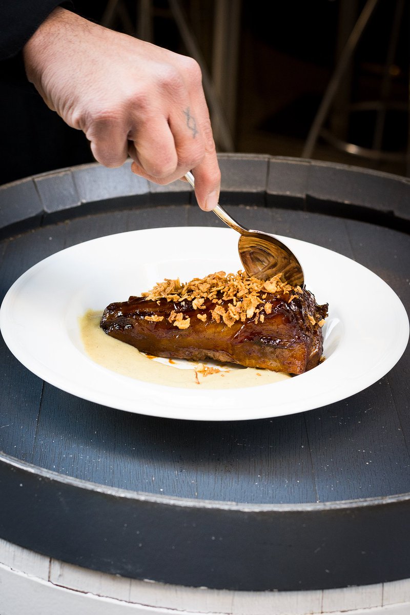 ¡Seguro que hoy te apetece un bocado especial y preparado con mimo!
¡Galete de atún  laqueado, crema de espárragos y curry verde!