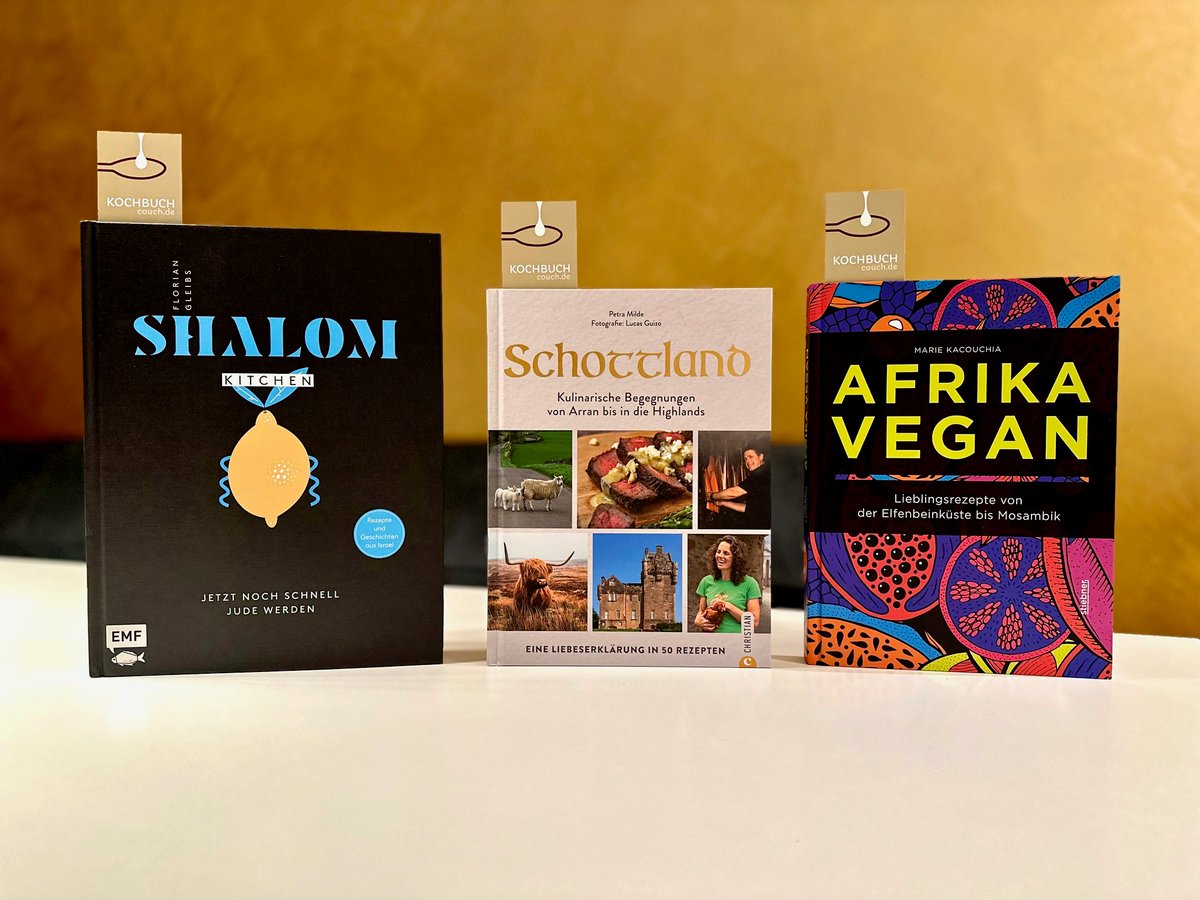 Das sind sie! Die drei Bücher auf unserer Shortlist zur Wahl „Buch des Jahres 2022“ auf der Kochbuch-Couch. 
„Shalom Kitchen“ (EMF)
„Afrika Vegan“ von Marie Kacouchia (Stiebner)
„Schottland“ von Petra Milde (Christian)
Alle Infos hier: kochbuch-couch.de/magazin/buch-d…