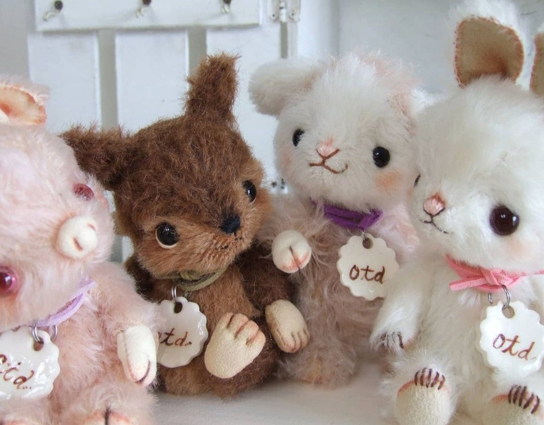 pechat_jp's tweet photo. otd Karen bear by Yuka Kagaさん @otd_yuka_k はテディベアを中心に、うさぎやぶた、ねこ、ねずみ、ひつじなど、色々な動物のぬいぐるみを制作し��います。

ブランド名にある「otd」は「ours tout doux」の略。
フランス語で“優しいくまさん”と言う意味なのだそう。

#ぬいぐるみ作家さん紹介 https://t.co/TR48ZMRS0I