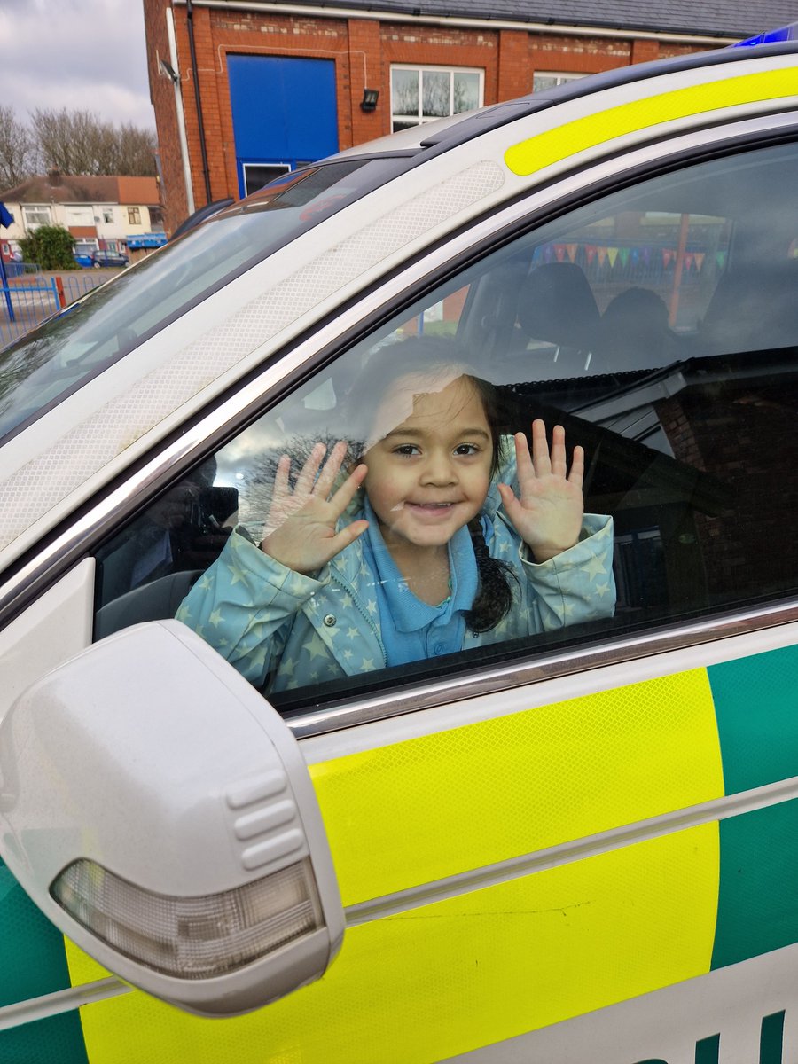 OasisAspinal's tweet photo. Great to have the team from New Start Education visit our Nursery class yesterday. The children loved exploring the vehicles and learning about how to call an ambulance. @EducationStart https://t.co/ypsALsJGED