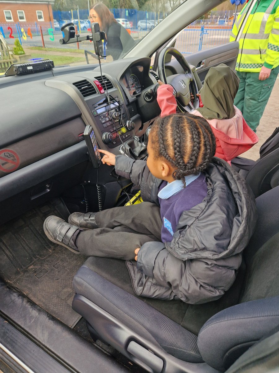 OasisAspinal's tweet photo. Great to have the team from New Start Education visit our Nursery class yesterday. The children loved exploring the vehicles and learning about how to call an ambulance. @EducationStart https://t.co/ypsALsJGED