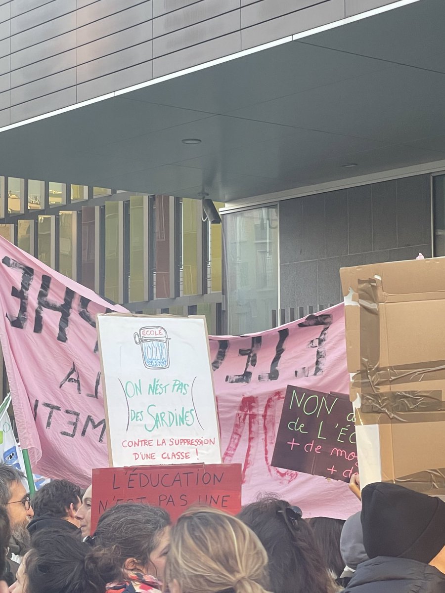 mp_lacoste's tweet photo. #parents en colère à #Paris suite à l’annonce des 187 postes supprimés dans le primaire, 182 en college / lycée 🤬
Des effectifs en hausse / classe =>IMPOSSIBLES conditions d’apprentissage / inclusion d’élèves #UP2A et #ULIS
#ecolepublique #fcpe @CKerrero
@education_gouv https://t.co/dVR3fbiGCj