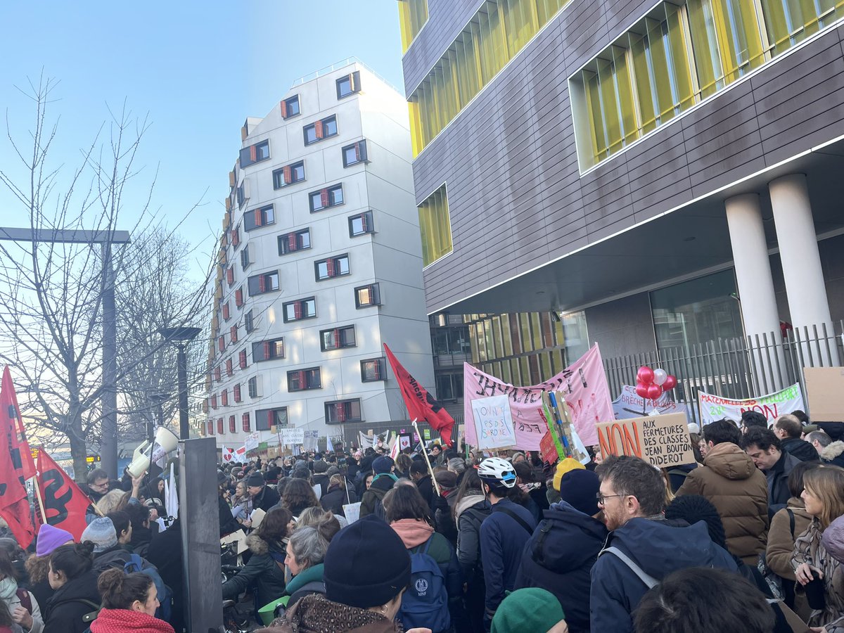 mp_lacoste's tweet photo. #parents en colère à #Paris suite à l’annonce des 187 postes supprimés dans le primaire, 182 en college / lycée 🤬
Des effectifs en hausse / classe =>IMPOSSIBLES conditions d’apprentissage / inclusion d’élèves #UP2A et #ULIS
#ecolepublique #fcpe @CKerrero
@education_gouv https://t.co/dVR3fbiGCj