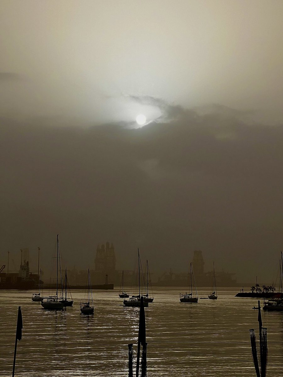 Guanila's tweet photo. Calima en El Muelle de la Luz LPGC. https://t.co/oRDYPpFn7e