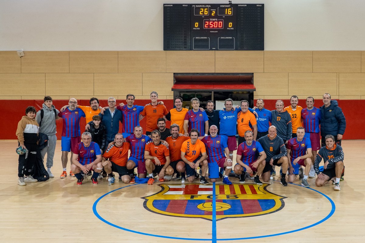 🤾🔵🔴Gran partit ahir al vespre contra els veterans del Sagrat Cor de Sarrià. 
Tornarem diumenge a la pista de la CE Joan Gamper!! #handbolveterans #forçabarça