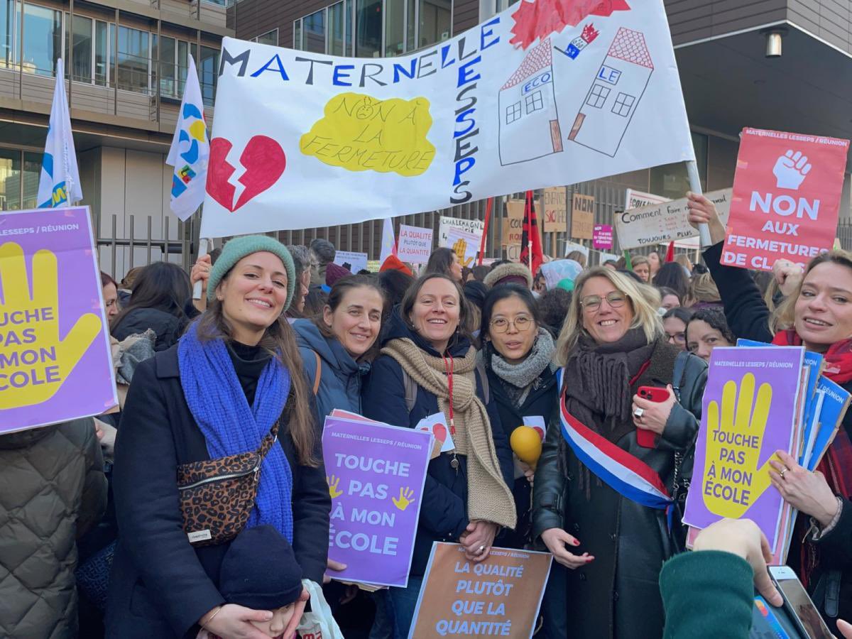 #MaternelleLesseps devant le rectorat, avec le soutien de <a href="/SimonnetDeputee/">Danielle Simonnet</a>. Non aux fermetures de classes ! <a href="/Ul20Fcpe75/">💔 UL20 FCPE PARIS</a>