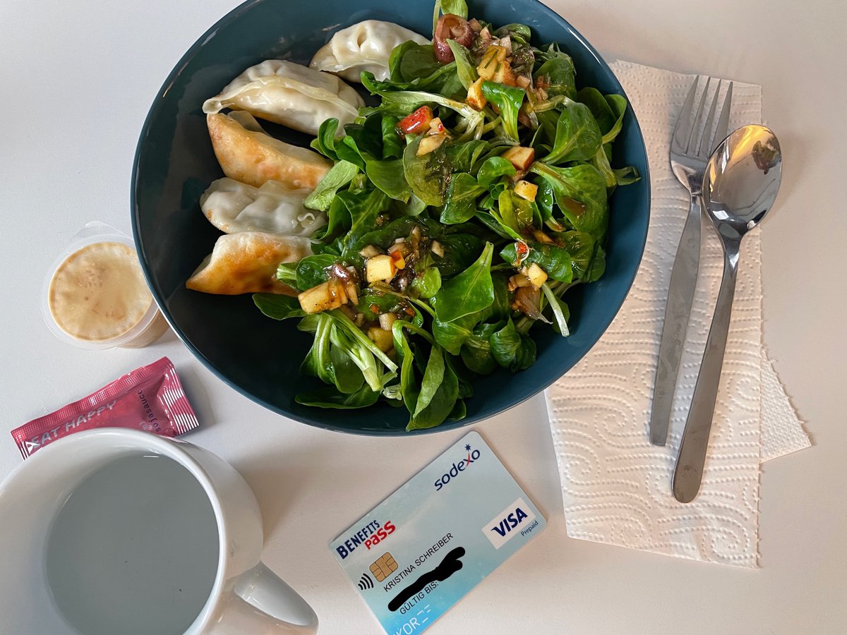🥑🍤Happy Lunchtime! – Wer bei IKOR hungrig ist, zücke ihre oder seine Sodexo-Karte, um sich Mittagstisch ins Büro zu holen.
🆕 Der #Sodexo Benefit Pass ist eine Gutscheinkarte f. Sachbezüge, die #IKOR allen Kolleg:innen in Deutschland gewährt &amp; monatlich auflädt. 💙
#benefits