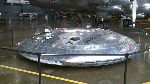 JgpzMericbgnx's tweet photo. #OVNIS
Donc , on nous prépare à un déploiement de soucoupes volantes sur la Russie et comme elles seront "d'origine extra terrestre"... , Poutine ne pourra pas accuser l'OTAN. Faut juste qu'ils enlèvent les emblèmes... https://t.co/5dbYhkoAeJ