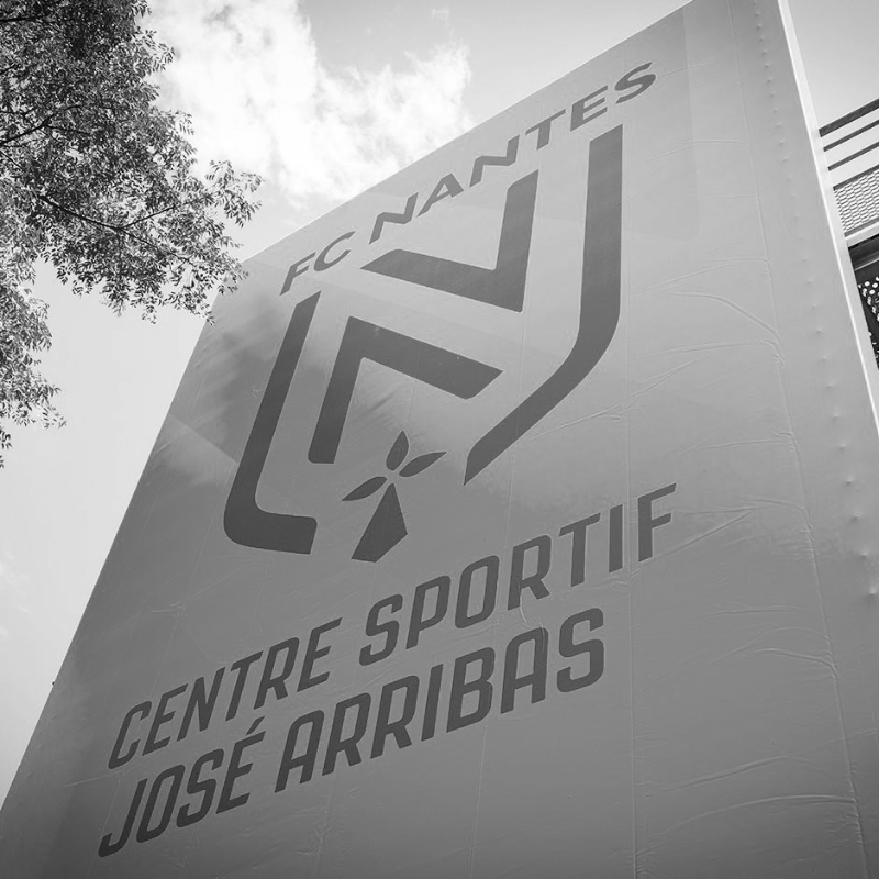 FCNantes's tweet photo. Le FC Nantes est en deuil. 

C'est avec une profonde tristesse que le Football Club de Nantes a appris le décès de la fille de notre attaquant, Ignatius Ganago. 

On pense fort à toi Gana'. 
Le Club est avec toi à travers cette terrible épreuve.