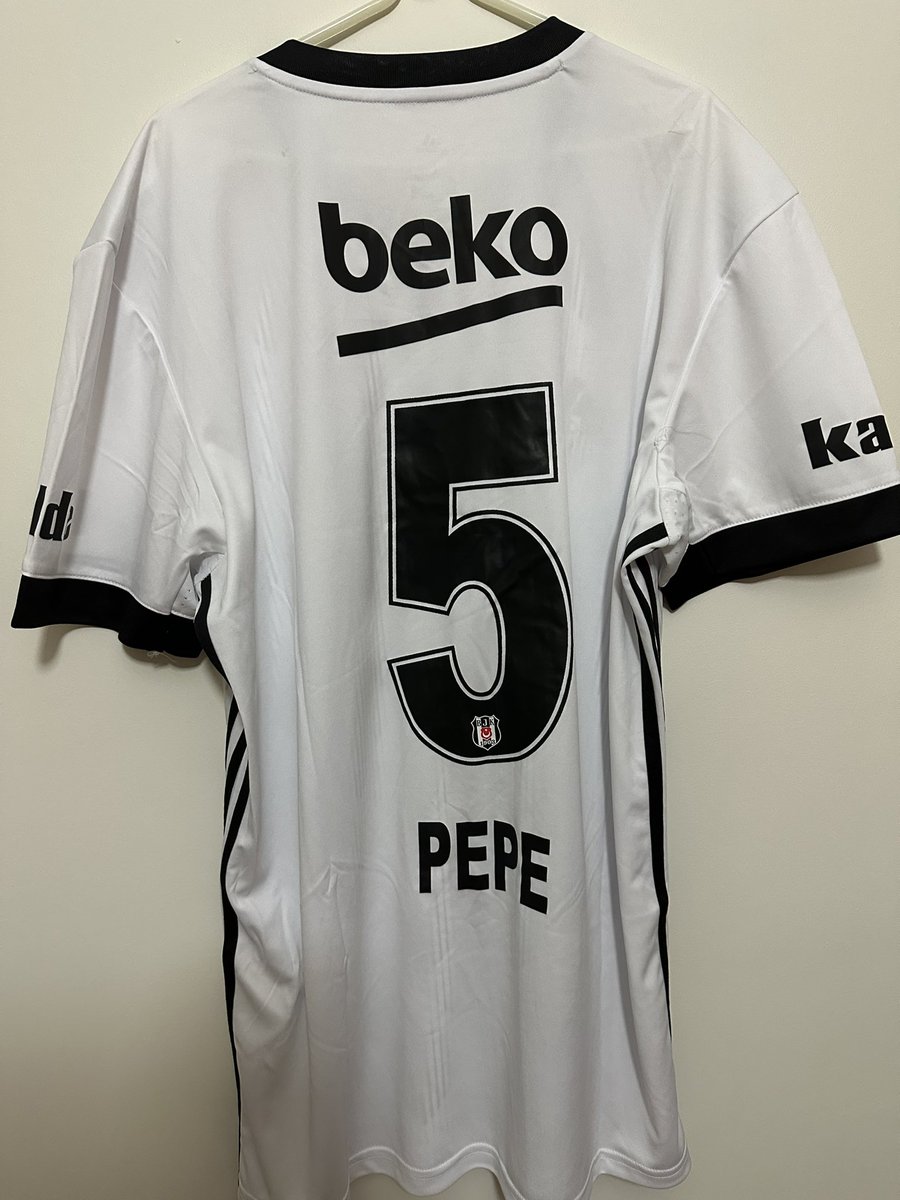 2017-18 sezonu şampiyonlar ligi gruplarından namağlup lider çıkan takım. Tüm kadronun imzaladığı,Pepe’nin üstünden çıkmış,koleksiyonumda en çok değer eden parça.İyi bir fiyata satmak istiyorum. Gelirinin hepsini bağışlayacağım.Dekontu da burdan paylaşırım. <a href="/Merihdemiral/">Merih Demiral</a> <a href="/ahbap/">Ahbap</a>