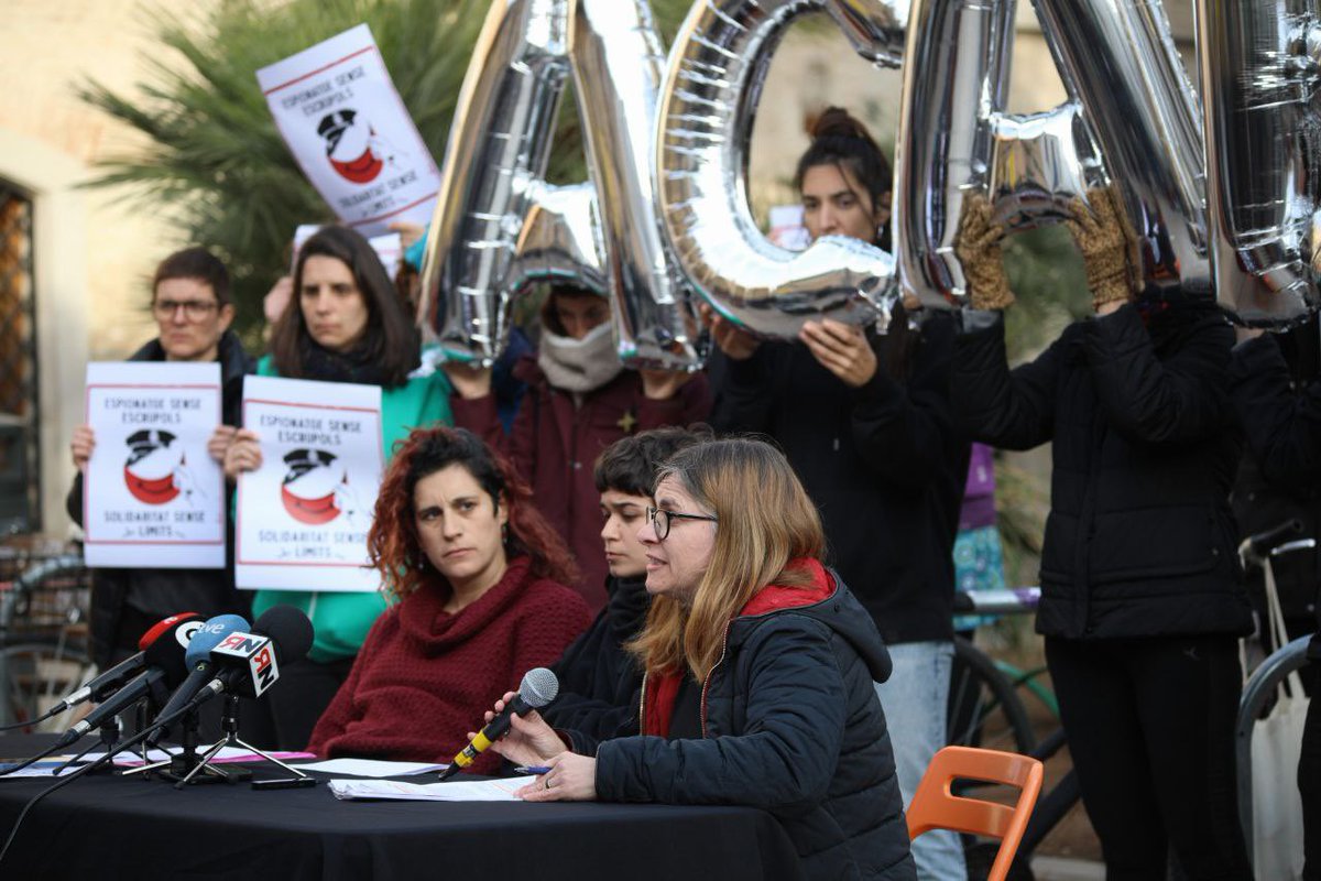 Roda de premsa a Benimaclet per denunciar la infiltració d’un policia nacional als moviments socials de València! #EspionatgedEstat 

✊ L'Estat accelera la maquinària repressiva però no ens aturaran! NOSALTRES, SEGUIM!!!

Força #Benimaclet!
