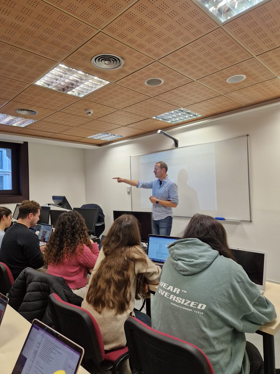 Esto fue parte de la clase del profesor Jorge Gallardo, de la asignatura "Nuevos medios" de #MásterenMarketingDigital, Comunicación y Redes Sociales, junto con los invitados Patricia Escalona, social media manager de #antena3noticias, y Nacho Gay, director de #Vanitatis 📢🎥🎬📺