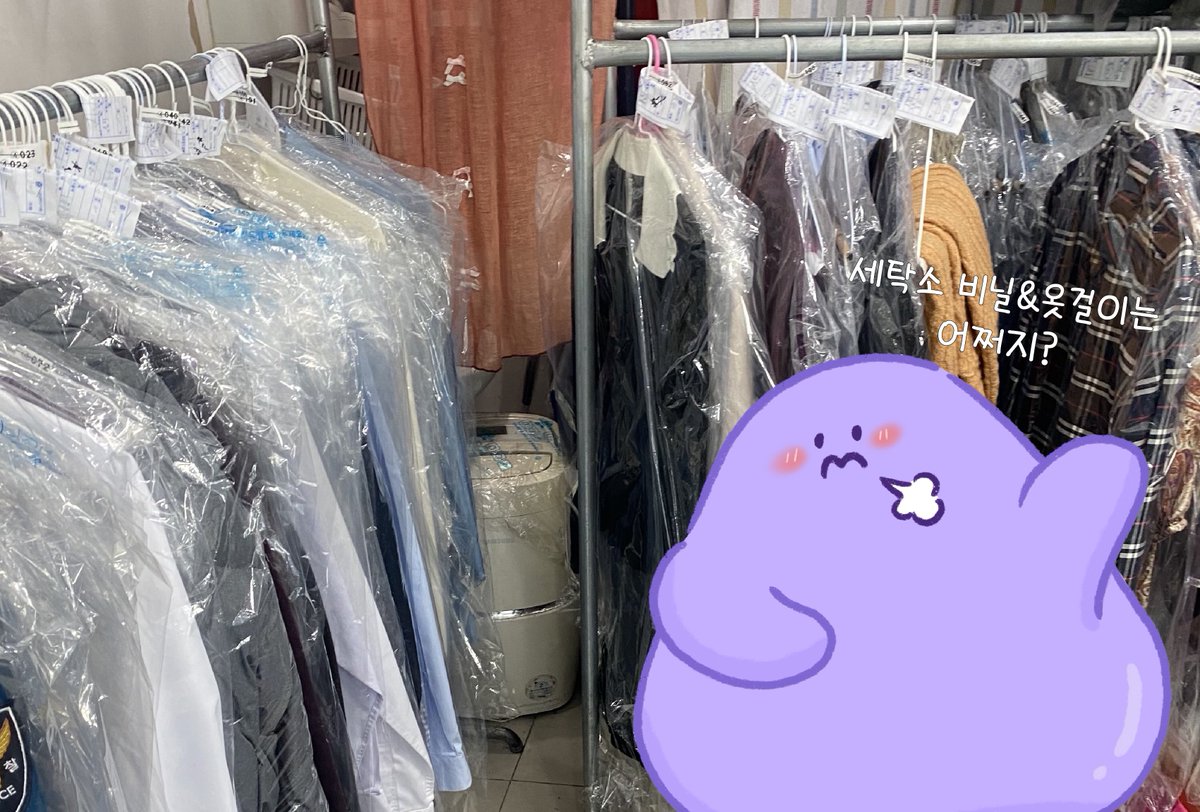 jiguyong's tweet photo. 세탁소에서 옷 찾을 때 옷걸이랑 세탁비닐땜에 고통받는 분들 손?? 

국내 사용량 연간 4억~6억장으로 추정되는 세탁비닐은 거의 사각지대. 일회용품 규제 업종 중에 세탁소(=기타개인서비스업)이 빠졌기 때문... https://t.co/IIWWfoqWN9