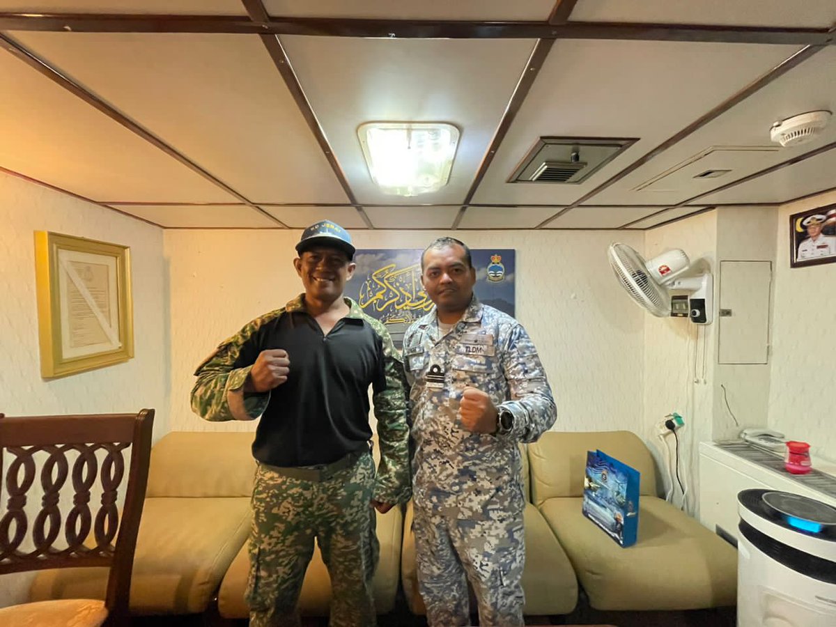 KD JERAI (@kd_jerai12) on Twitter photo KD JERAI telah menerima kunjungan Komandan Pusat LatihanPeperangan Khusus (PULPAK), Kolonel Zulkinine bin Yunus pada 14 Feb 23 sempena OPS CARILAMAT komando hilang di Pulau Undan, Melaka.
<a href="/KDMAHAMIRU/">KD MAHAMIRU</a>
<a href="/tldm_rasmi/">Royal Malaysian Navy</a> KD JERAI telah menerima kunjungan Komandan Pusat LatihanPeperangan Khusus (PULPAK), Kolonel Zulkinine bin Yunus pada 14 Feb 23 sempena OPS CARILAMAT komando hilang di Pulau Undan, Melaka.
<a href="/KDMAHAMIRU/">KD MAHAMIRU</a>
<a href="/tldm_rasmi/">Royal Malaysian Navy</a>