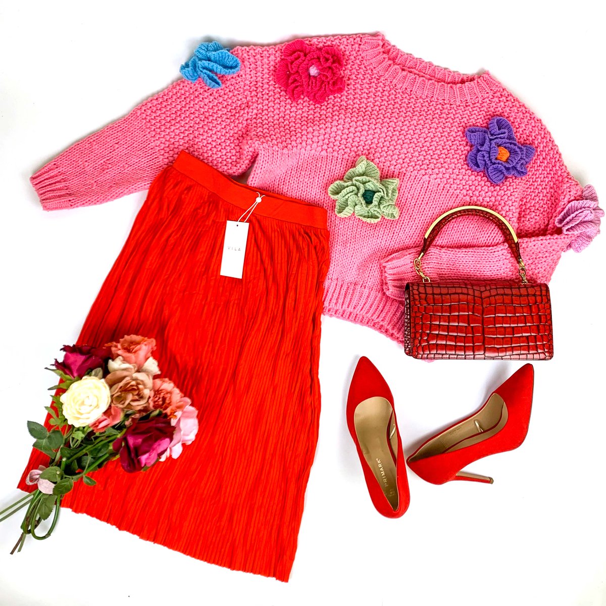 ¡Feliz San Valentín! 💐💘Os deseamos un feliz día del amor, en todas sus formas.✨ Y en un día especial, os dejamos una idea outfit diferente, ¡lleno de color!🥰 Todas nuestras prendas #secondhand están disponibles en 👉 micolet.com📦