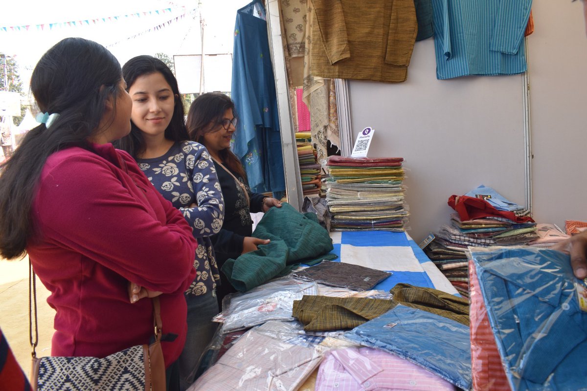 DaMalangg's tweet photo. Visitors are flocking to the Da Malangg event to get their hands on the latest handloom kurtas and shirts. From traditional to modern designs, there's something for everyone. 
10 AM to 10 PM
All are cordially invited
Entry Free

#DaMalangg #HandloomFashion #StylishThreads https://t.co/cfzvrandku