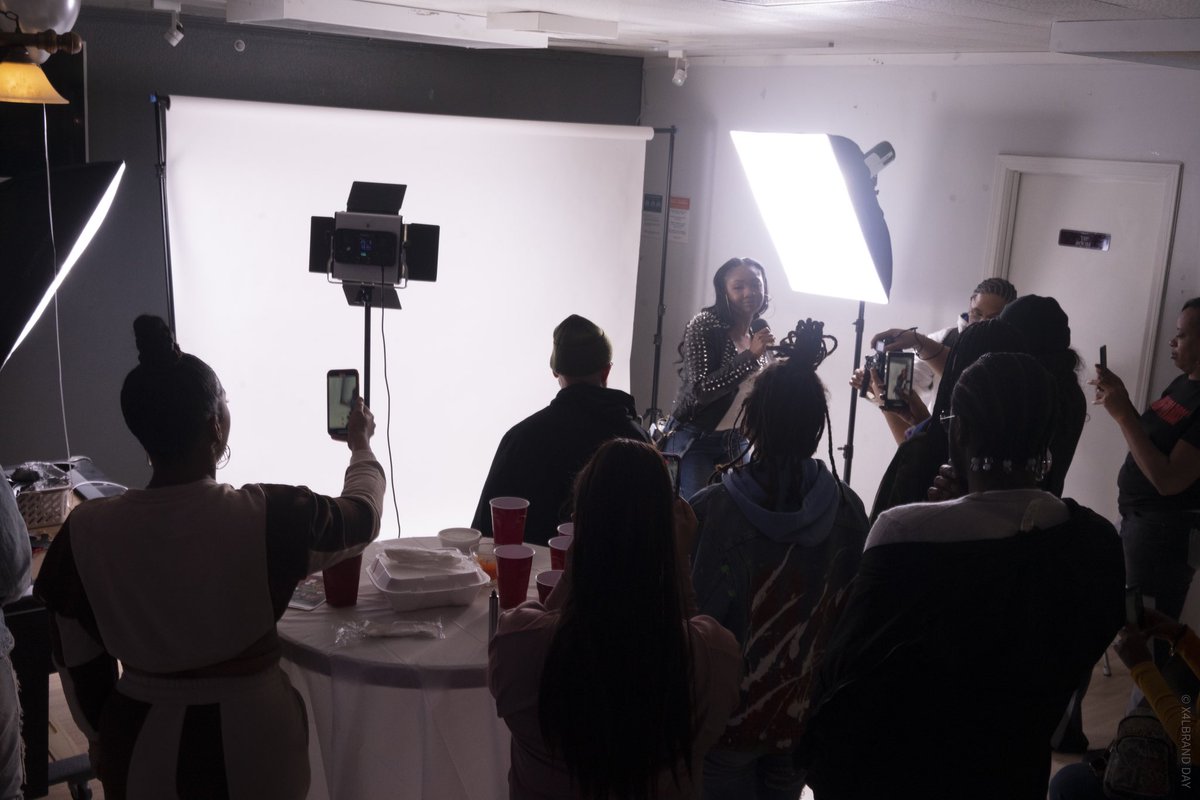 X4lKingBoogs's tweet photo. I had the homie @DawnDaJet perform in front of my backdrop mid photoshoot, and it was a 🎥 I wonder if she realizes how great she is 🙌🏿 https://t.co/YkcZC8HpMs