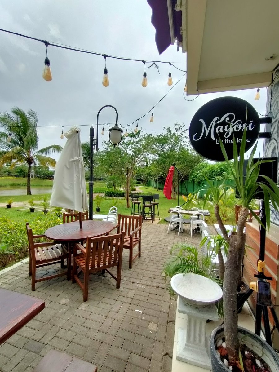 [Thread] Resto Milik Once - Dewa 19 di Tepi Danau.

Namanya Mayosi Cafe & Eatery di kawasan perumahan Vanya Park - BSD. Mayosi adalah nama ibunda once yang telah wafat 2020 lalu.

Jadi resto ini adalah cara once mengenang sang ibu & meneruskan legacy masakan kuliner keluarganya.