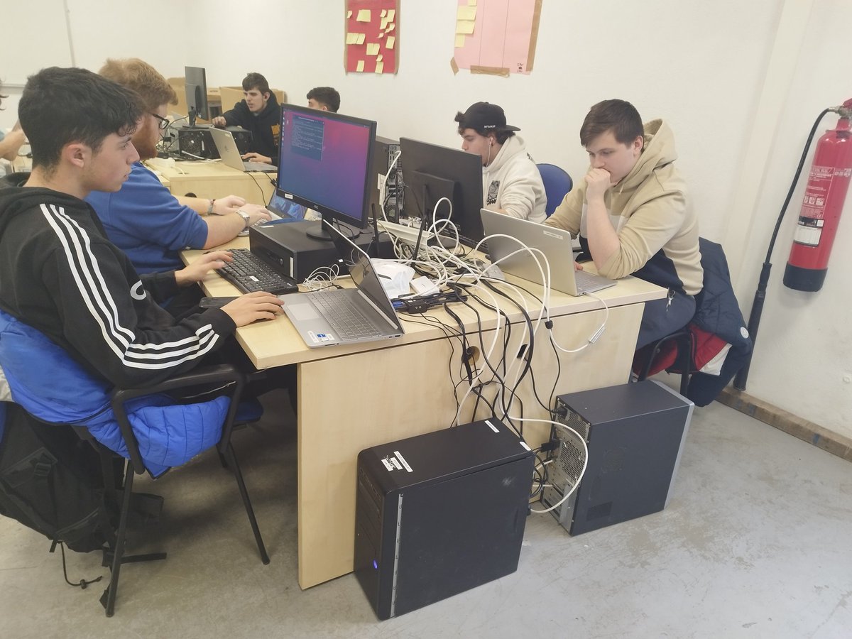 informatikatlhi's tweet photo. Erronkaren azken astean sartu gara. Dagoeneko 2MS2-B ko ikasleak haien muntaketen azken konfigurazioak finkatzen dabiltza. Animo gazteak! @TolosaldeaLH #informatikaTLHI #2ms2 #MS2sarekudeaketa2223 https://t.co/DUabZXOltd