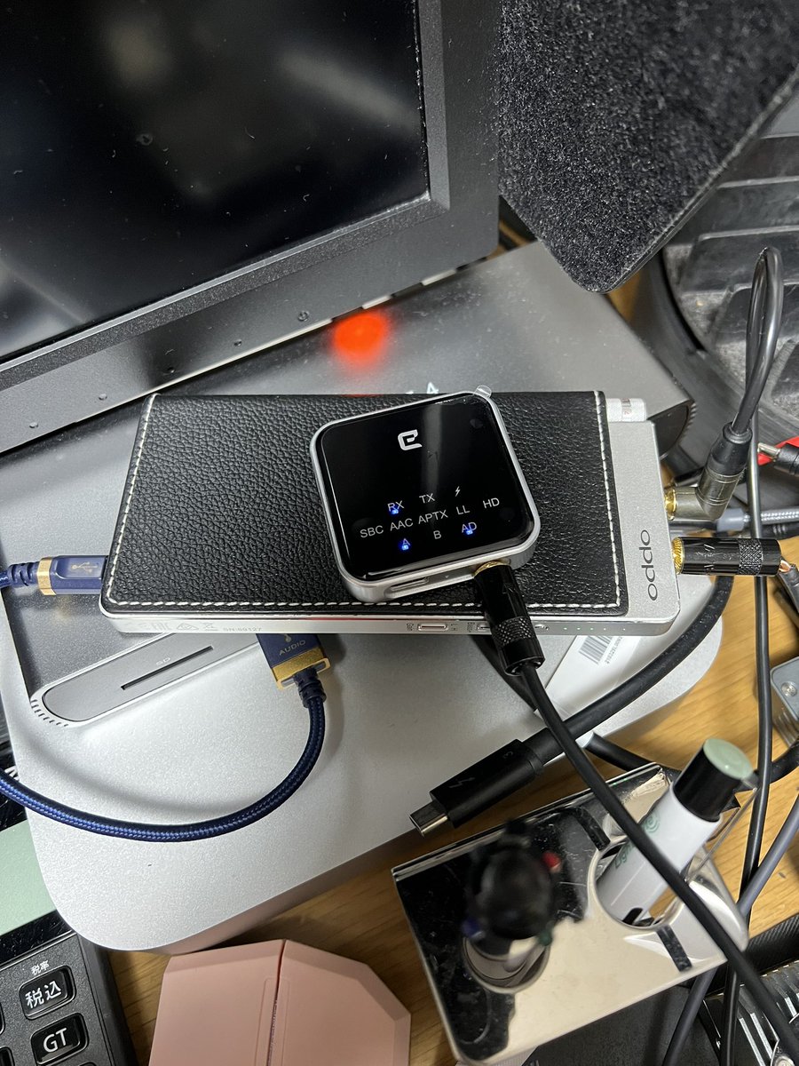 36Satoru36's tweet photo. リビングのレコードプレイヤーから4,000円くらいのレシーバーを使いaptX Adaptive Audioで書斎まで飛ばしてみました。プレイヤーの後ろのスイッチをLINEに切り替えないと飛びません。
#audiotechnica #atlp3xbtbk #btb10 #oppoha2 #akgk240 #クリスタルキング https://t.co/G3Lv5B8KKL