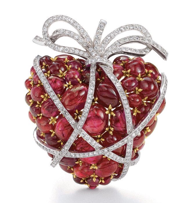 Fadhlaoui2's tweet image. Bonjour . #RedInArt #ValentinesDay Coeur de rubis enrubanné de diamants  Création du joailler #Fulco_di_Verdura via @june