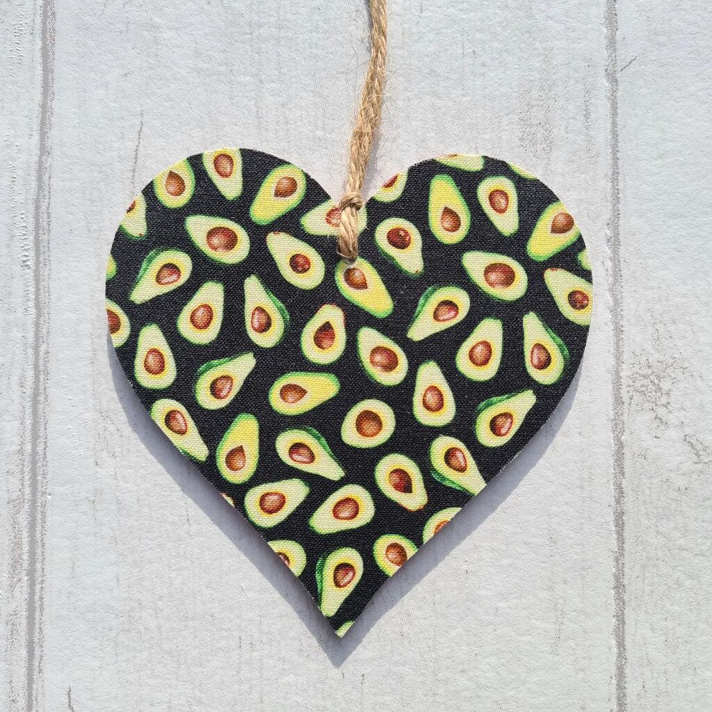 Cute avocado hanging hearts now available on our website 😍🥑
#avocado #avocado🥑 #avocados #avocadolover #avocadolove #avocadoheart #hangingheart #loveheart #valentines #valentinesday #avocadoaddict #madeat42 #Wokingham #berkshire #madebyme #designedby… instagr.am/p/CooyXRYtPya/