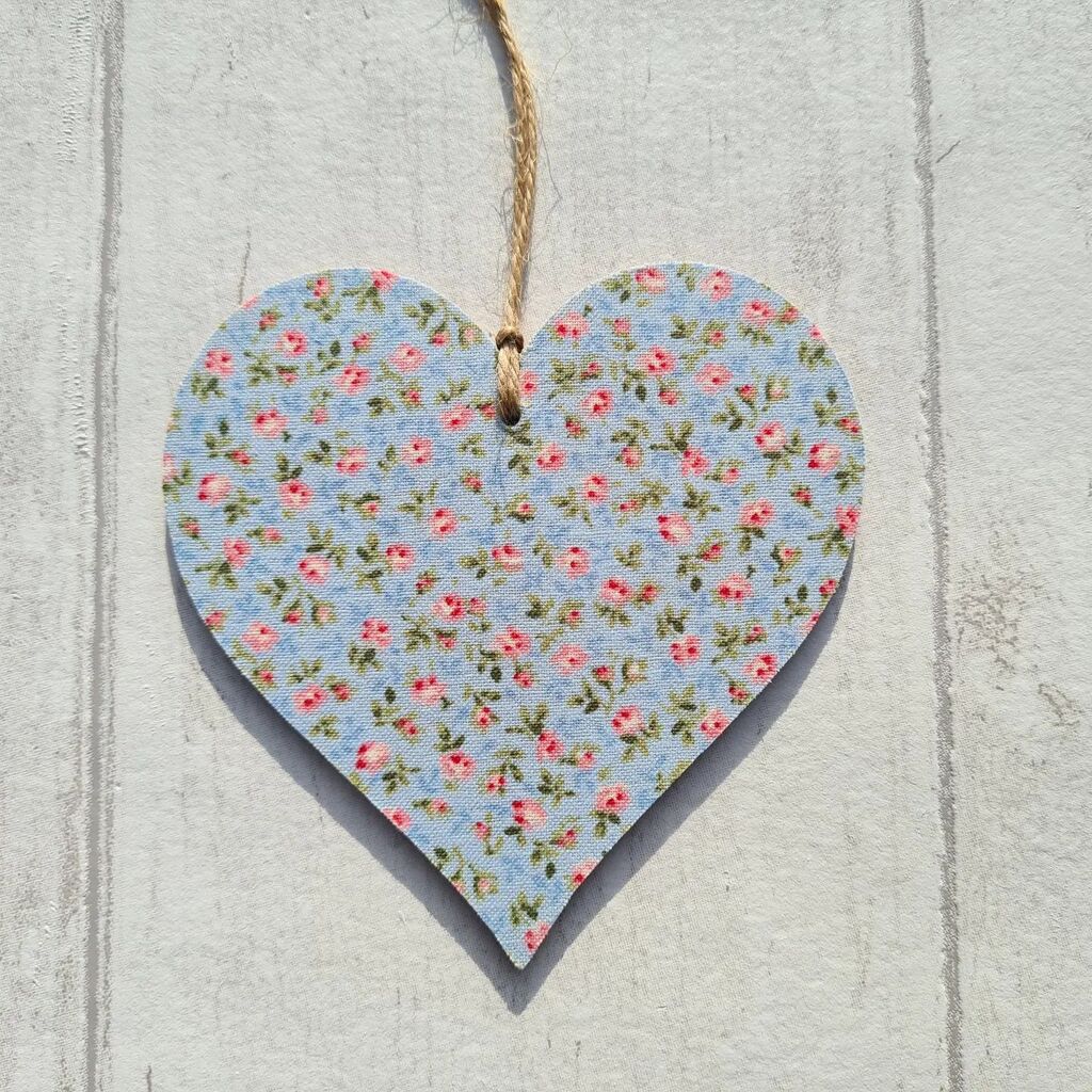 Blue tiny rose hanging heart now available on our website 😍🌹
#heart #loveheart #roses #valentines #valentinesday #valentine #hangingheart #hanginghearts #woodenheart #floralheart #rose #floralgift #decoupage #madebyme #designedbyme #rosefabric #flowe… instagr.am/p/Cooy4nlNYJd/