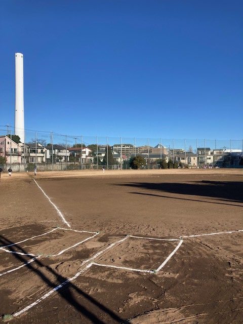【#球場now】#日本郵政高井戸レクレーションセンター野球場 ⚾️ レフトにそびえるは、杉並区のごみ処理焼却場の煙突です。レフトポールと被る位置に見えます。この野球場は、抽選方式でなく、「先着順」で利用者を決めるとのこと。興味のある方は検索してみてください。(#45)