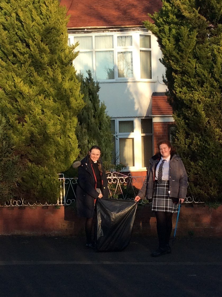 padgate_dofe's tweet photo. Year 9 DofE Bronze students starting their volunteering section. Litter Picking around the local area - @padgateacademy Station Road exit and the surrounding area! Well done! #ProudToBePadgate #DofE #volunteering #DofEnorth https://t.co/8xcLo5T9pa