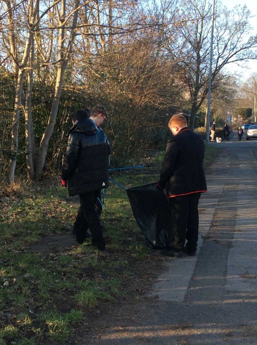 padgate_dofe's tweet photo. Year 9 DofE Bronze students starting their volunteering section. Litter Picking around the local area - @padgateacademy Station Road exit and the surrounding area! Well done! #ProudToBePadgate #DofE #volunteering #DofEnorth https://t.co/8xcLo5T9pa