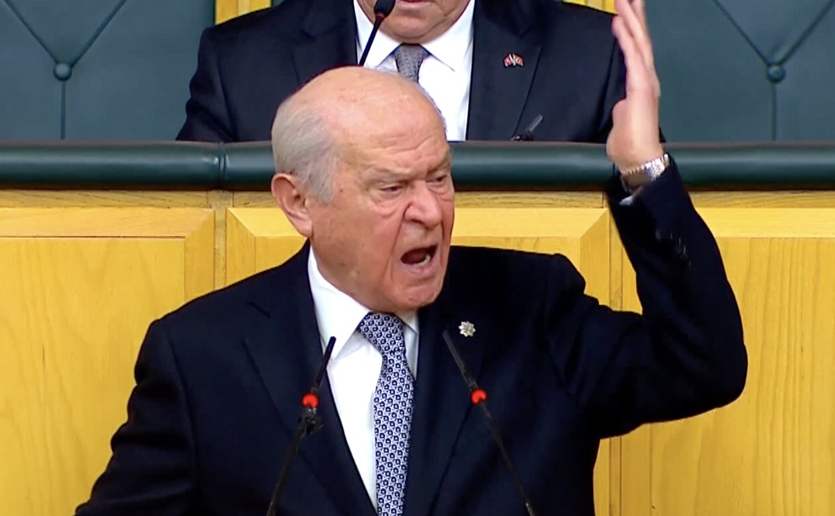 Satırbaşlarıyla Bahçeli'nin konuşması:

➤ "Kanı bozuklar, işbirlikçi sefiller, müfteri ve müfsitler"

➤ "Simsarlar, izansızlar, menfaatperestler, haşaratlar, aymazlar, asalaklar"

➤ "Alçaklar, sahtekarlar, mikroplar"

diken.com.tr/bahceli-oturdu…