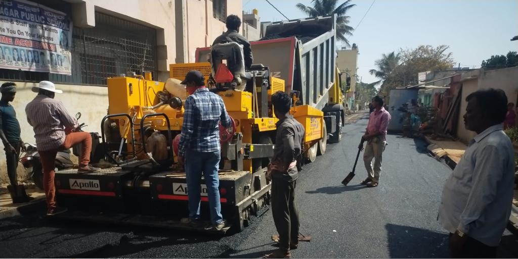 krishnabgowda's tweet photo. After carrying out multiple inspections in Balaji Krupa Layout, RK Hegde Nagar of our constituency, the road development work has begun today.
#TeamKBG #development #WeWorkForYou #Byatarayanapura https://t.co/OewQhVRNzJ