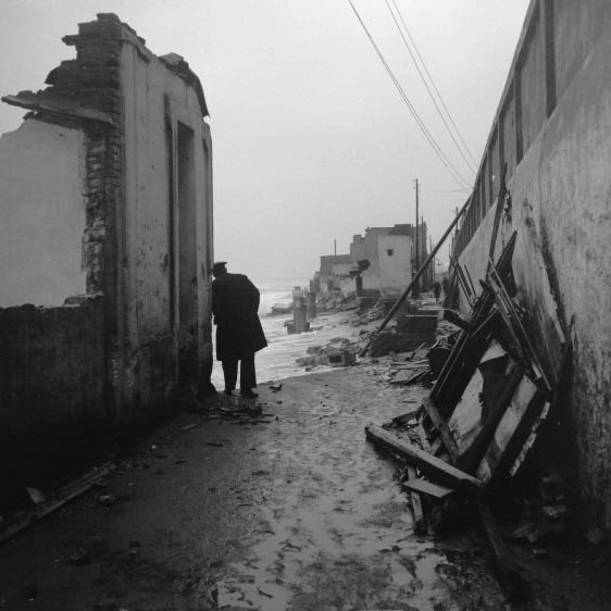 Vivendes de la barriada de Pekin, destruïdes per un temporal. Poble Nou, Barcelona.

 1932
📷 Brangulí 

<a href="/arxiunacional/">Arxiu Nacional</a>

#poblenou #bcnturisme #barcelona #historiaambcolor