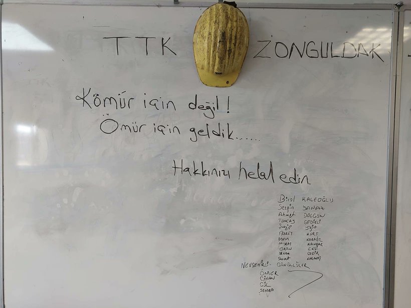 Depremden 198 saat sonra 18 yaşındaki Muhammed Cafer Çetin'i enkaz altından sağ kurtaran Zonguldaklı madencilerin çalışma tahtalarına yazdığı mesaj.

'Kömür için değil!
Ömür için geldik...'