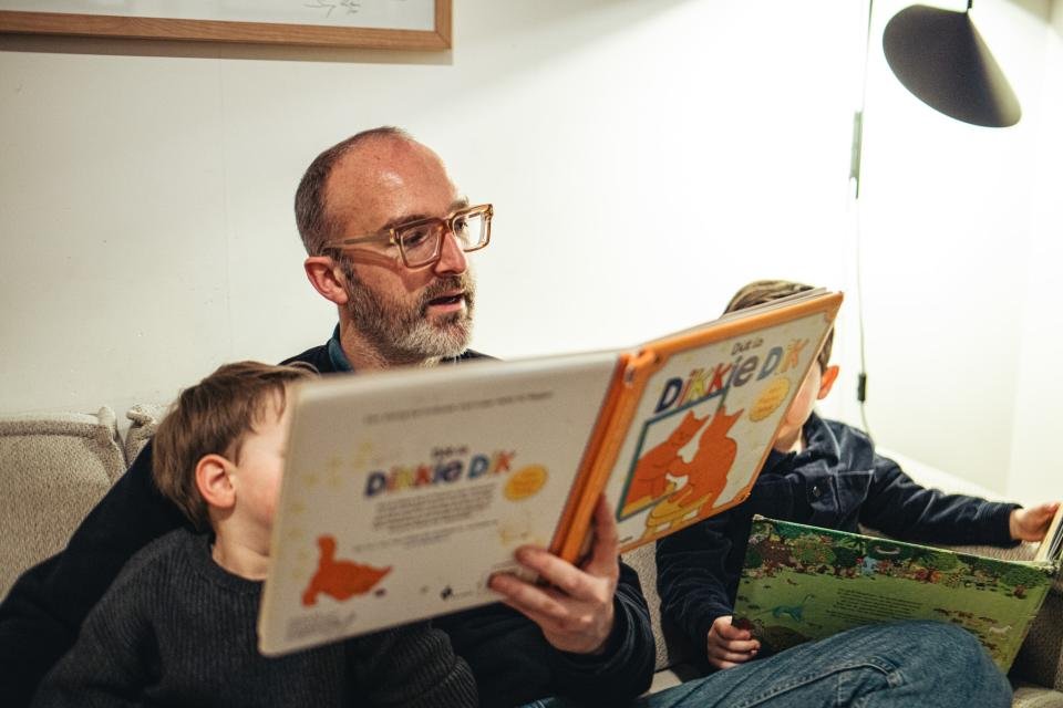 In de reeks 'De voorleesboekenkast' gaan we op bezoek bij enthousiaste voorlezers en hun kinderen. Deze keer geschiedenisleerkracht Merdan Taplak: bit.ly/3YLQP8f

#voorlezen #boekenlezen #MerdanTaplak