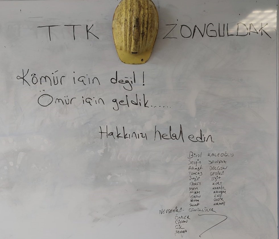 Zonguldaklı kahraman madencilerimizin, Adıyaman'da konakladıkları okula bıraktıları not.

"Kömür için değil, ömür için geldik. Hakkınızı helal edin. TTK Zonguldak." ❤