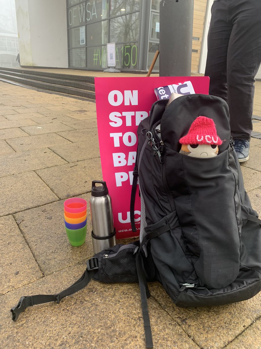 Winchester School of Art picket going strong complete with chocolates for #ValentinesDay ✊🏻💝🪧 #picketporg #ucuRISING <a href="/SouthamptonUCU/">Southampton UCU</a> <a href="/ucu/">UCU</a>