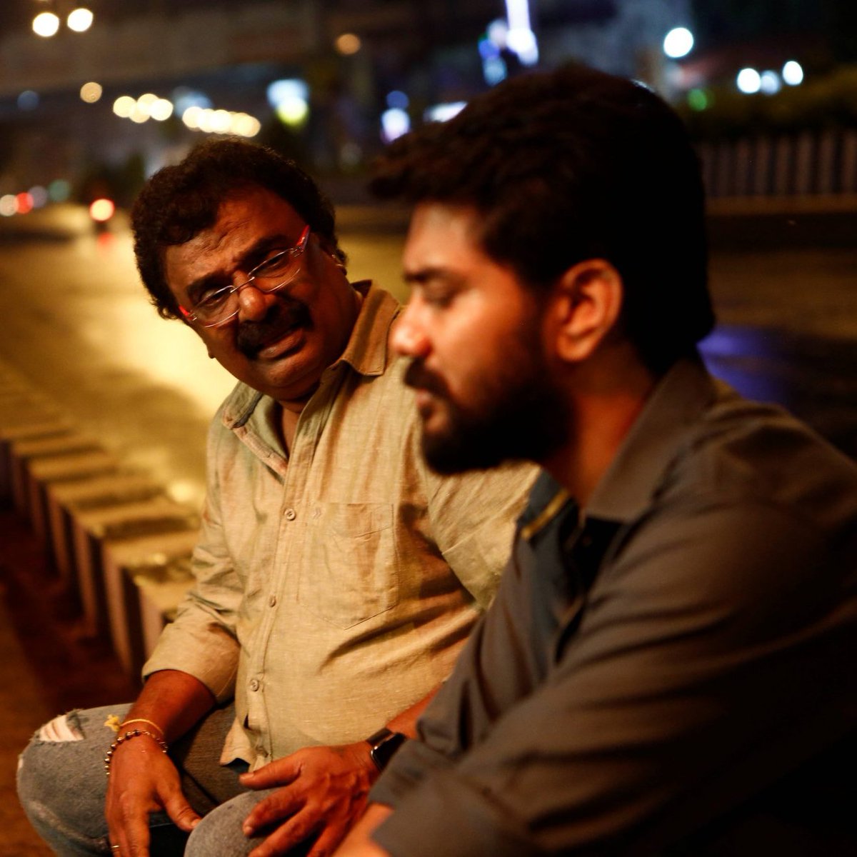 anbarasu_Boss's tweet photo. வாழ்க்கையில்
ஒரு விஷயம்
ஒரு முறை தான்
நடக்கும்....
வேறு ஒரு
கவலையை நினைத்து
இருக்கிற மகிழ்ச்சியை
தவற விடாமல்
நிகழும் போது
அதை ரசித்து
கொள்ள வேண்டும்.....
இல்லைன்னா
தலைகீழாக நின்னாலும்
திருப்பி வராது ....
@Kavin_m_0431
#Kavin | #DadaFromFeb10th | @KavinFansClub https://t.co/RjJaUYFVyP